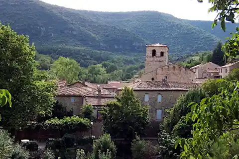Vue sur le village de Lauroux (Hérault)