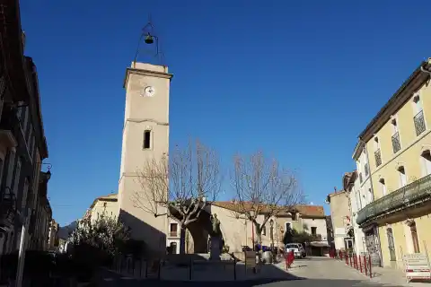 Place de l'Horloge à Montpeyroux, dans l'Hérault, en France