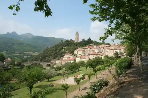 Olargues (Hérault) - vue générale. Le pont vieux et la tour