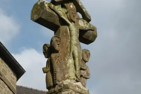 Face sud de la croix de cimetière du XVIe siècle de Lieuron