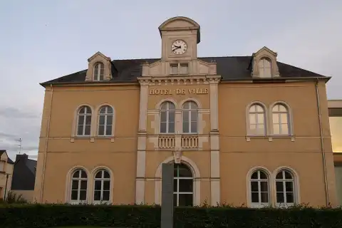 Hôtel de ville de Mordelles. Architecte : Jacques Mellet. 1852