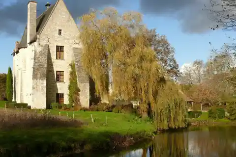 Ancienne abbaye bénédictine de Turpenay à Saint-Benoît-la-Forêt