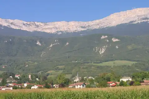 Vue du bourg de Claix et du Vercors