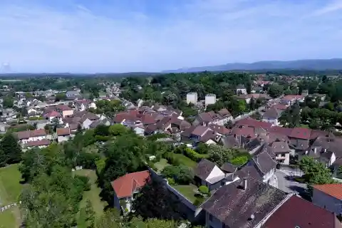 Vue, au matin depuis la tour médiévale, de la ville de Morestel en Isère