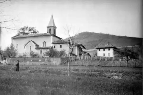 L'église Notre Dame de Quincieu au début du XX siècle. Elle a disparu. Quincieu, Isère, AuRA, France