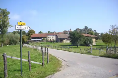Entrée de Vatilieu et panneau directionnel