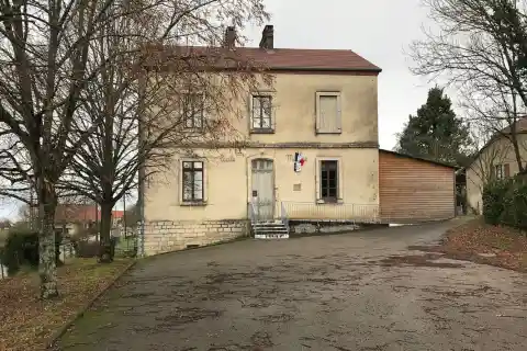 Vue de la mairie d'Augerans (Jura, France) en janvier 2018