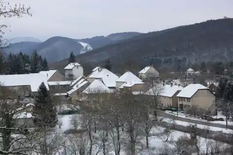 Vue de La Chapelle-sur-Furieuse, village du Jura, en France
