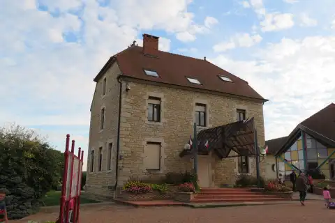 Mairie de Commenailles, dans le département du Jura
