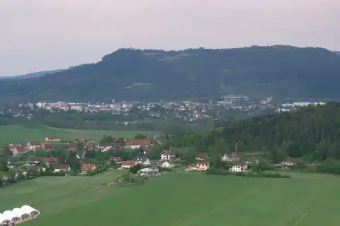 Village de Ney proche de Champagnole, avec le mont Rivel à l'arrière-plan ( Jura - France)