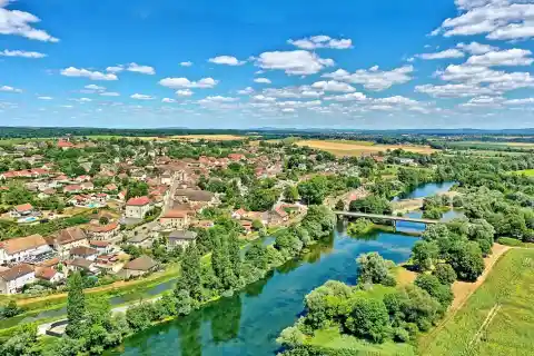 Le village d'Orchamps au bord du Doubs