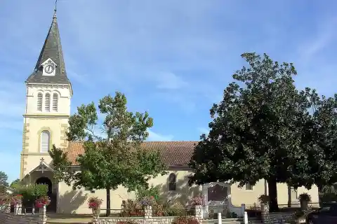 Eglise du bourg d'Aurice, dans le département français des Landes