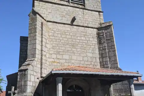 Façade ouest de l'église Saint-Barthélemy de Cezay (Loire, France)