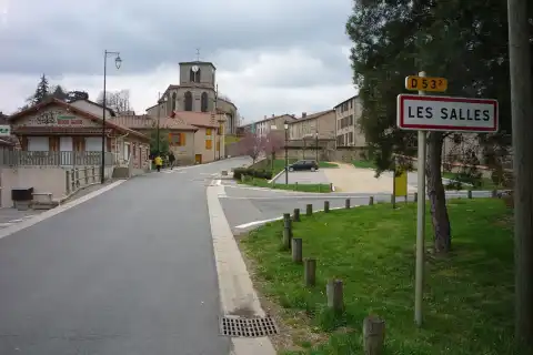 Les Salles- Entrée du bourg