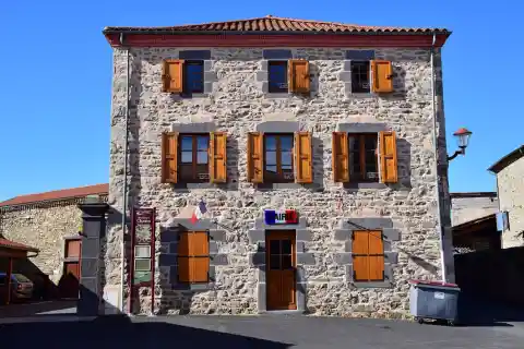 La mairie de Chaniat (Haute-Loire, France)