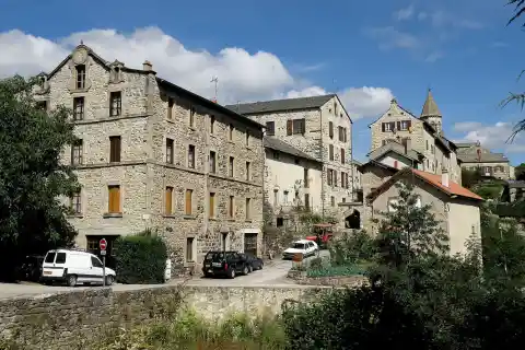 Saint-Julien-Chapteuil, comm. du dép. de la Haute-Loire, France (région Auvergne). Vue générale depuis le sud