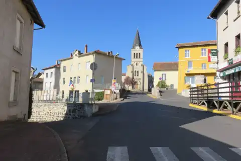 Traversée du village de Saint-Vincent (Haute-Loire, France)
