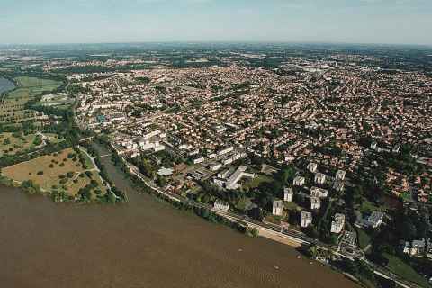Vue aérienne de Saint-Sébastien-sur-Loire avec les îles Forget et Pinette sur la Loire