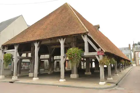 La halle du XIIe siècle de Lorris, Loiret, France