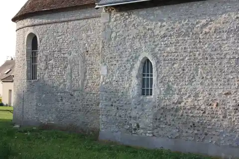 Ouzouer-des-Champs Jolie église d'origine ancienne, bâtie en petit appareil