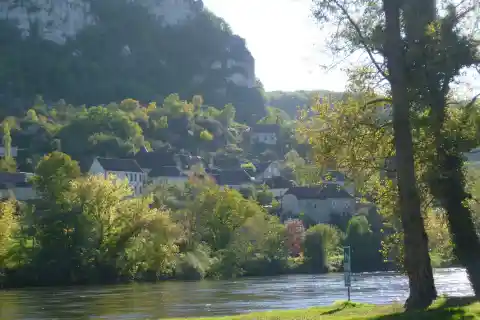 La Dordogne à Vayrac (département du Lot) devant le hameau de Mézels