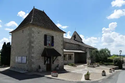 La mairie, l'église et le monument aux morts de Douzains, Lot-et-Garonne, France