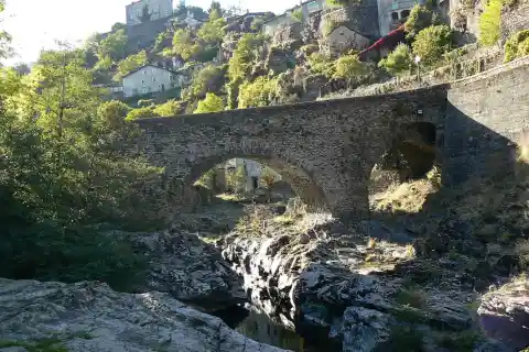 Vebron en Lozère (France) et son pont sur le Tarnon