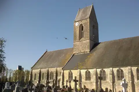 Église Saint-Étienne d'Auvers et le château à droite
