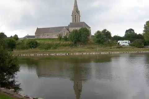 Eglise de La Feuillie et son reflet dans le plan d'eau