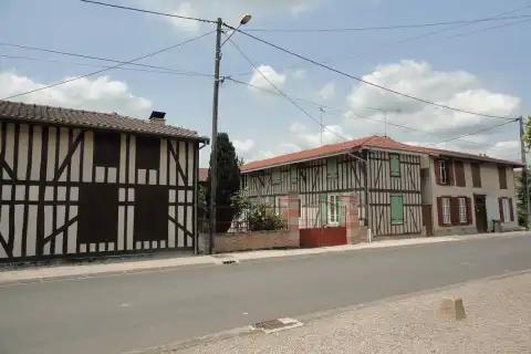 Des maisons à colombages à Blacy, en face de l'église