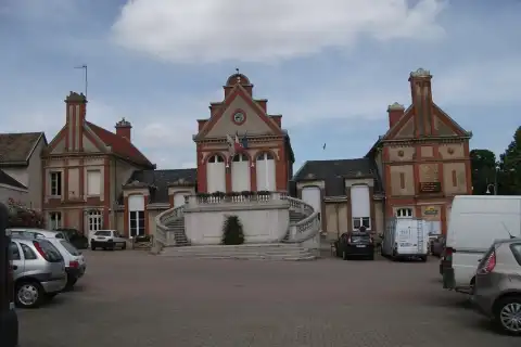 Une vue de la mairie de Chigny-les-Roses depuis la fontaine Pommery