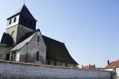 Vue de l'église d'Epoye, monument du XIVe siècle qui est classé monument historique