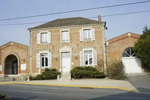 Vue de la mairie de Moncetz-Longevas (Marne, France)
