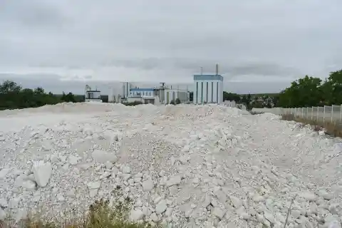 Usine d'Omya pour la production de carbonate de calcium à Omey (France)
