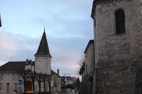 L'église_d'Ormes (droite), la mairie et la place de la mairie