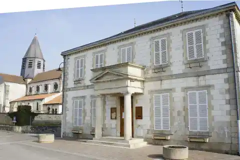 La Mairie, le cimetière et l'église de Sarry (Marne)