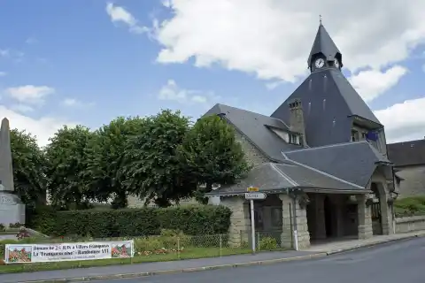 Mairie et monument aux morts à Villers-Franqueux