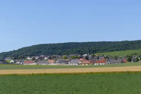 Vue, depuis la ligne à grande vitesse de Paris à Strasbourg, du village de Villers-Marmery, dans la Marne