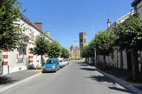 Vue de la rue Paul Gravet et de l'église Sainte-Marie à Magenta (Marne)