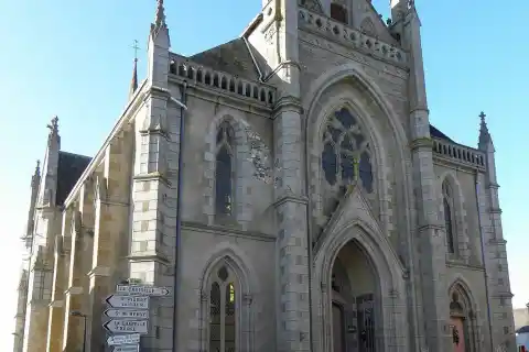 Façade orientale de l'église Saint-Pierre de Bourgon (53)