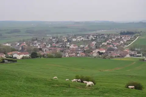 Le village de Bainville-sur-Madon en Meurthe-et-Moselle, vu depuis le plateau de Pont-Saint-Vincent