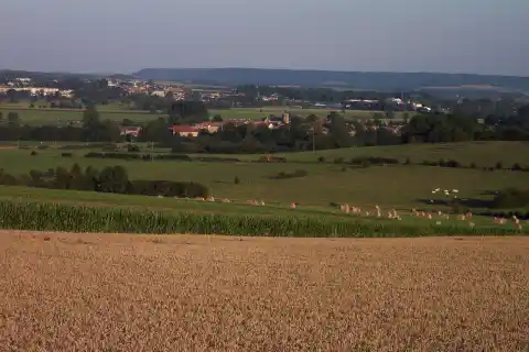 Vue sur Cesse, village dans la vallée de la Meuse, département de la Meuse, Lorraine, France