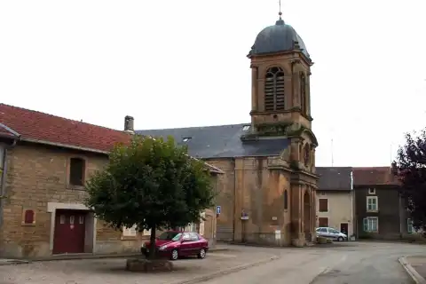 Chauvency-le-Château (Meuse) vue de l'église depuis la rue principale