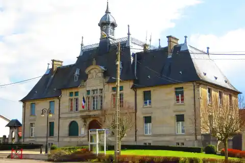 Laheycourt la mairie