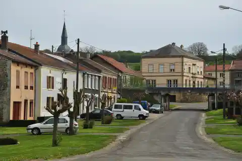 La Rue des Ponts à Lamouilly (Meuse, France)