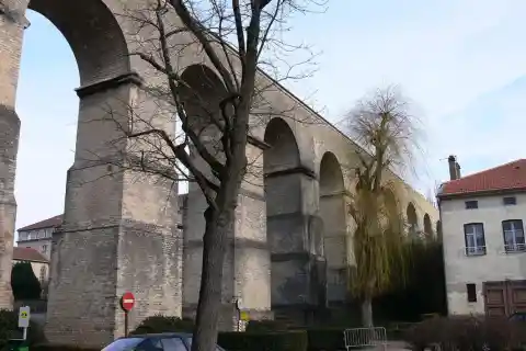 Aqueduc romain de Gorze à Metz (Lorraine) - section aérienne traversant le village de Jouy-aux-Arches