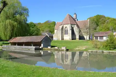 Vue du lavoir et de l'église de Cessy-les-Bois (Nièvre)