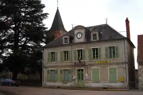 Mairie de la commune Raveau, située dans le département de la Nièvre