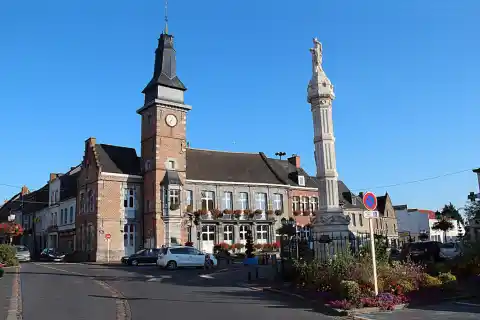 La place Charles de Gaulle, Bavay (département du Nord, France)