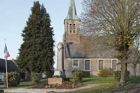 Eglise de Brunémont vue de la Rue d'en Bas